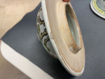 Une paire de vases couverts en porcelaine de Chine famille verte &agrave; d&eacute;cor de dragons, 19&egrave;me